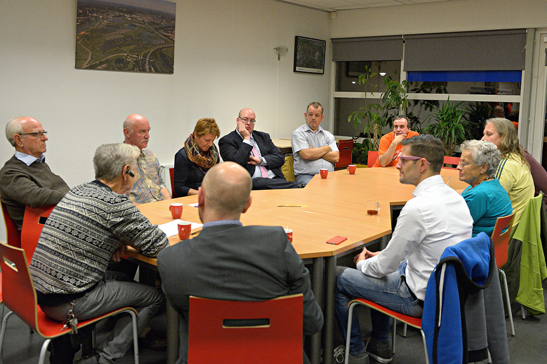 Wethouder in overleg met bewoners over parkeerproblematiek Gelredome