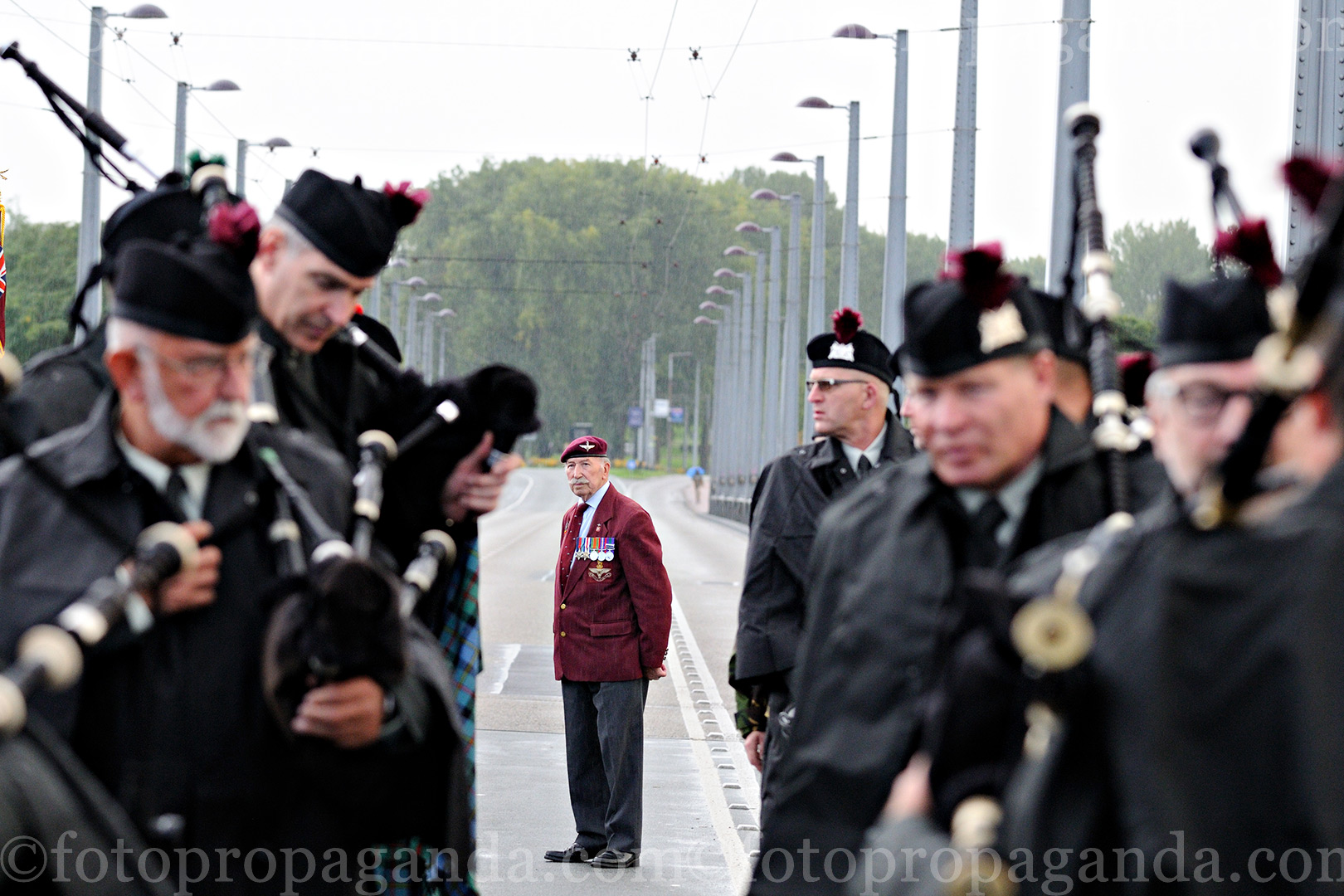 Een van de veteranen wacht tot dat hij kan deelnemen aan de parade
