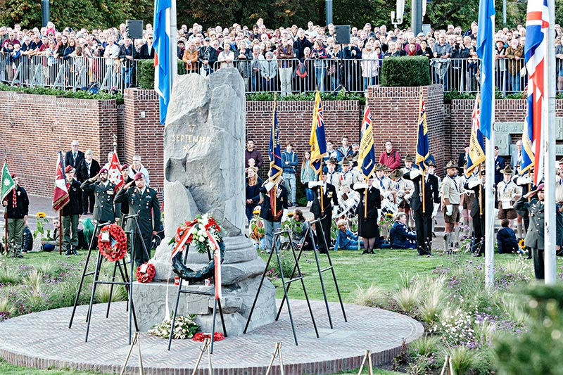 Tienduizenden bij herdenkingen op de brug, in de kerk, het monument en aan het water