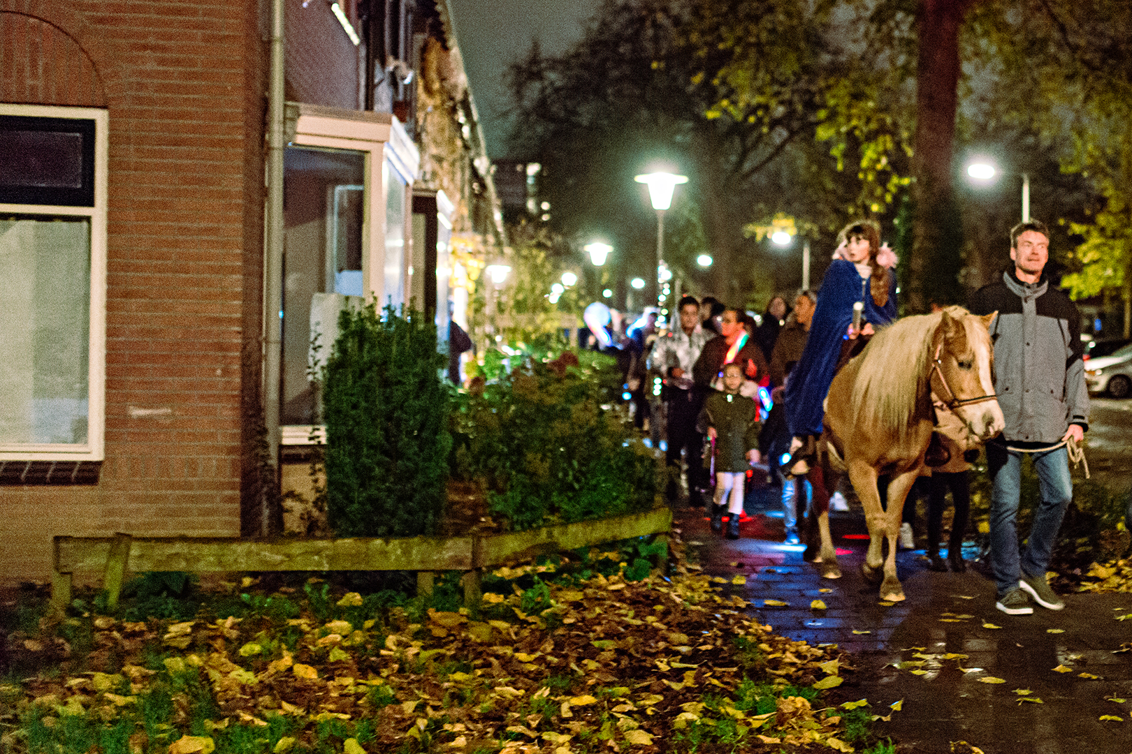 Tromgeroffel en lichtjesparade door Malburgen