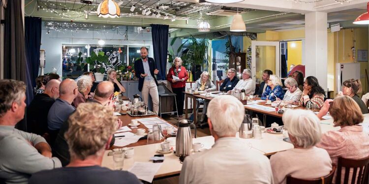 Bewonersorganisaties en wethouder De Vries: “Samenwerken is het stokje overdragen”